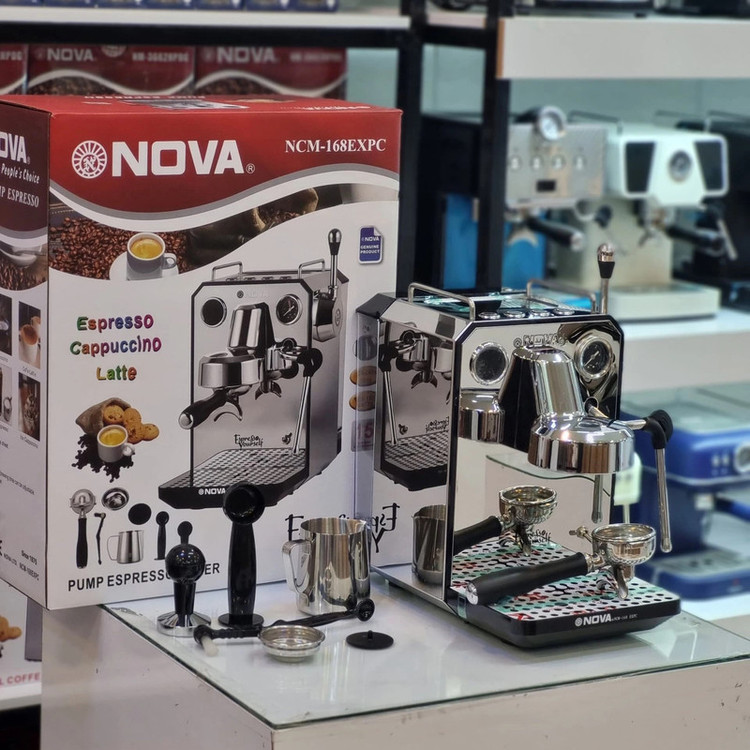 اسپرسوساز نیمهصنعتی نوا مدل NCM-168EXPC، با فشار بخار 15 بار و توان 1850 وات، مخزن آب 1.7 لیتری، سیستم گرمایشی بویلر، نازل بخار دستی، سیستم pre-infusion، تنظیم دما، صفحهنمایش دیجیتالی، خاموشی خودکار و گیج فشارسنج و ثانیهشمار