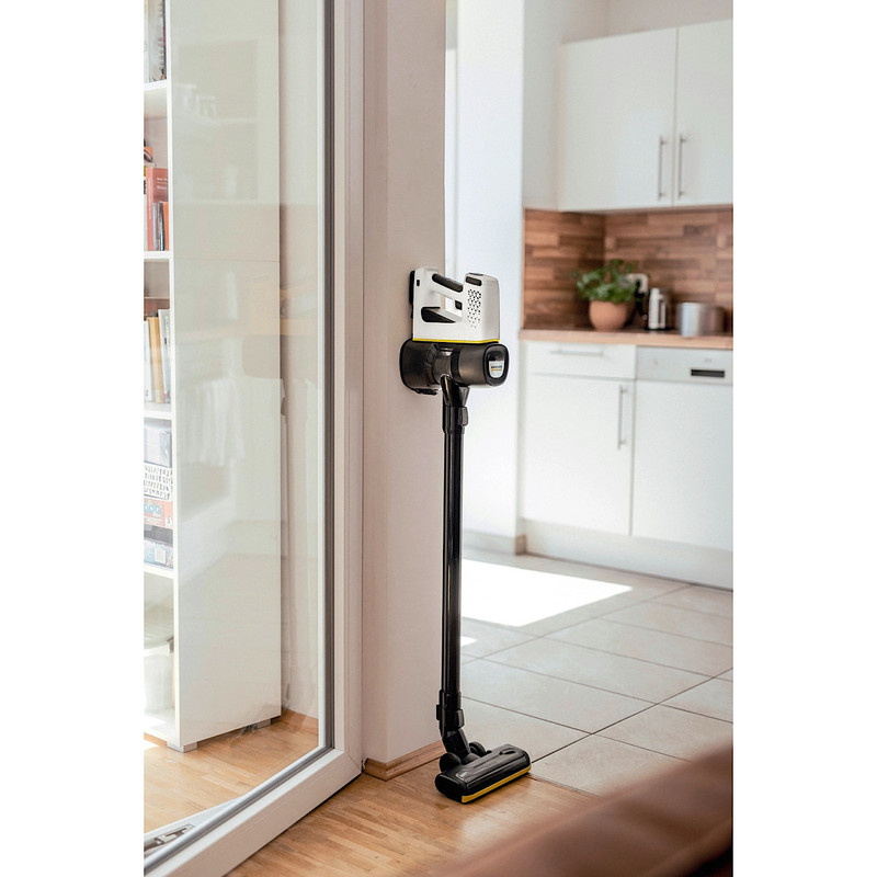 جارو شارژی عصایی کرشر مدل VC 4 CORDLESS با باتری 21.6 ولت، ظرفیت مخزن 650 میلیلیتر، قابلیت تنظیم سرعت، فیلتر قابل شستوشو، پاروی اصلی چندسطحی و دو سری نازل مخصوص شکاف و گردوغبار، دسته قابل تنظیم و پایه دیواری برای شارژ و نگهداری آسان