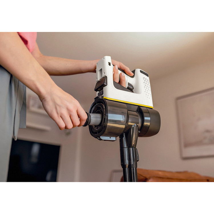 جارو شارژی عصایی کرشر مدل VC 4 CORDLESS با باتری 21.6 ولت، ظرفیت مخزن 650 میلیلیتر، قابلیت تنظیم سرعت، فیلتر قابل شستوشو، پاروی اصلی چندسطحی و دو سری نازل مخصوص شکاف و گردوغبار، دسته قابل تنظیم و پایه دیواری برای شارژ و نگهداری آسان