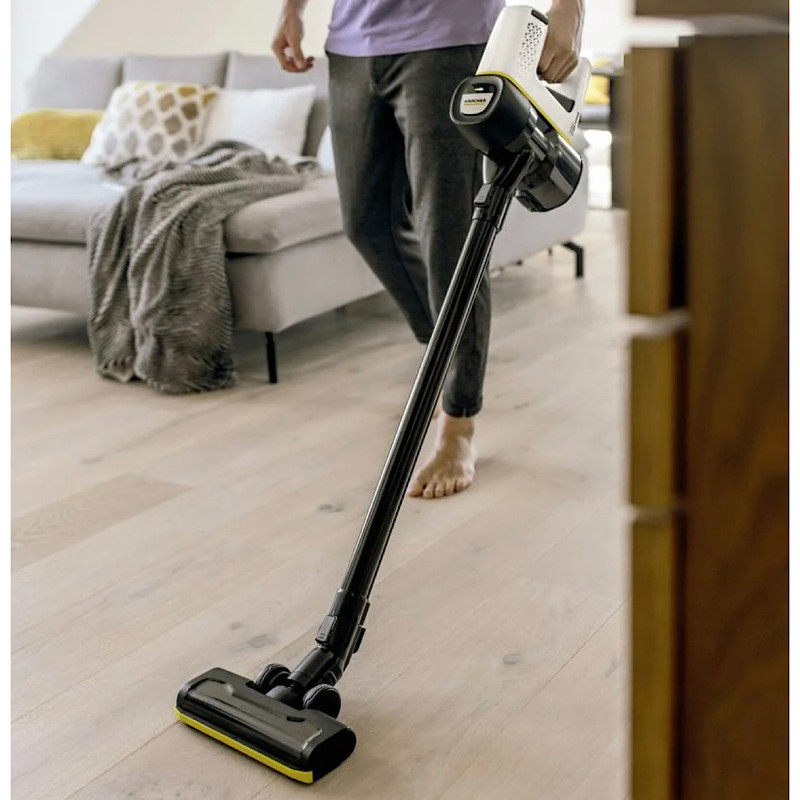 جارو شارژی عصایی کرشر مدل VC 4 CORDLESS با باتری 21.6 ولت، ظرفیت مخزن 650 میلیلیتر، قابلیت تنظیم سرعت، فیلتر قابل شستوشو، پاروی اصلی چندسطحی و دو سری نازل مخصوص شکاف و گردوغبار، دسته قابل تنظیم و پایه دیواری برای شارژ و نگهداری آسان