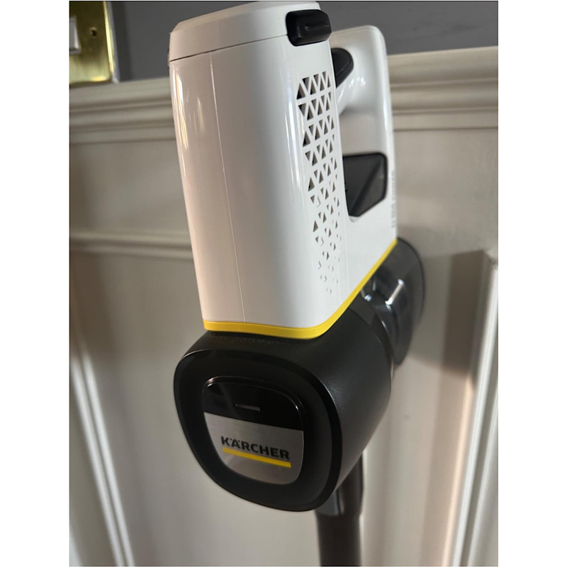 جارو شارژی عصایی کرشر مدل VC 4 CORDLESS با باتری 21.6 ولت، ظرفیت مخزن 650 میلیلیتر، قابلیت تنظیم سرعت، فیلتر قابل شستوشو، پاروی اصلی چندسطحی و دو سری نازل مخصوص شکاف و گردوغبار، دسته قابل تنظیم و پایه دیواری برای شارژ و نگهداری آسان